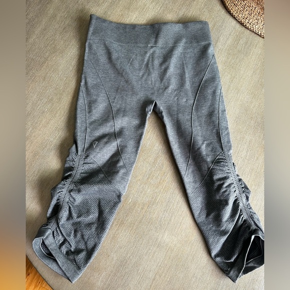 Ivivva Charcoal Gray size 12 Kids Leggings - Picture 3 of 3